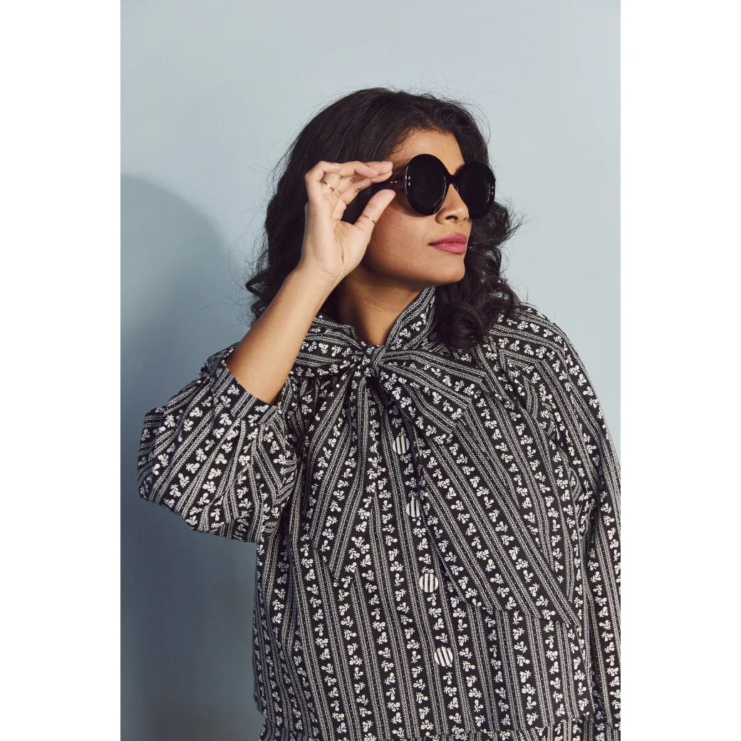 Big Bow Blouse Cropped - Black Micro Floral - Image 12